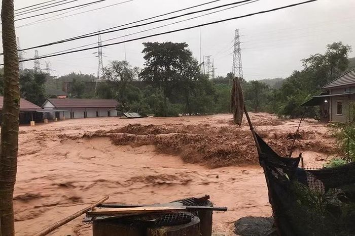 Cơ quan khí tượng Lào cảnh báo mưa lớn tại 14 tỉnh do một vùng áp thấp di chuyển qua miền Bắc nước này và khu vực Tây Nam Trung Quốc. Kết hợp với gió mùa Tây Nam, hình thái thời tiết này có thể gây mưa dông, mưa vừa đến mưa lớn và gió mạnh.