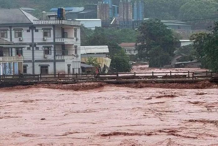 Tình trạng này xảy ra sau nhiều ngày mưa lớn, khiến nước từ thượng nguồn đổ về nhanh, làm mực nước sông, suối dâng cao, tràn bờ và gây ngập các vùng trũng. Ngày 30/8, trạm thủy văn trên sông Tha, tỉnh Luang Namtha, ghi nhận mực nước 6,58m, vượt ngưỡng cảnh báo lũ 6m và đang tiến gần đến mức lũ 7m.