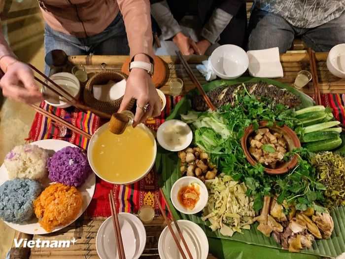 Bữa cơm sắc màu ở bản Mường. (Ảnh: Mai Mai/Vietnam+)