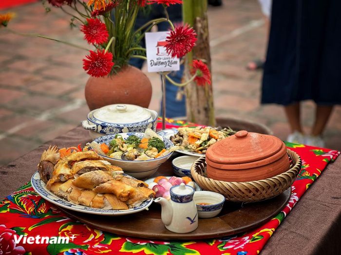 Đường Lâm có nhiều trải nghiệm ẩm thực cho du khách. (Ảnh: Mai Mai/Vietnam+)