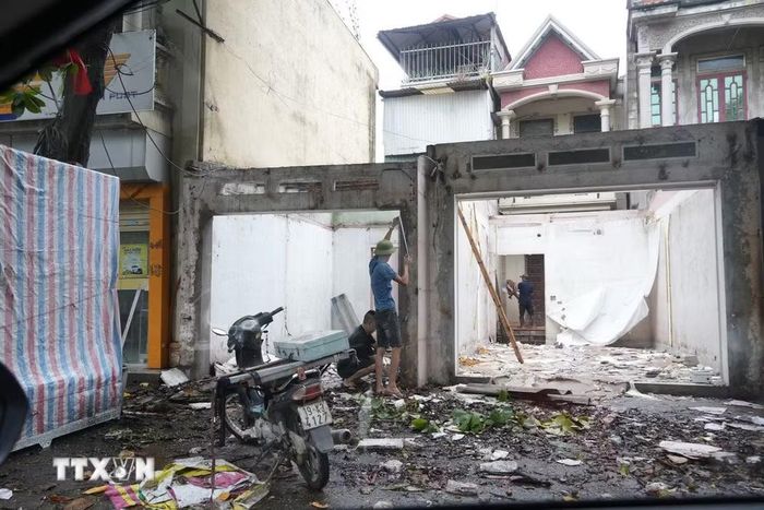 Nhiều hộ dân dọc hai bên đường Quốc lộ 2 tự tháo dỡ công trình, bàn giao mặt bằng thi công dự án. (Ảnh: Nguyễn Thảo/TTXVN)