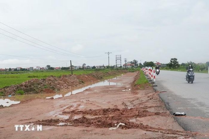 Nhiều đoạn thuộc Dự án cải tạo, nâng cấp Quốc lộ 2 đoạn qua tỉnh Phú Thọ đã được giải phóng mặt bằng và thi công mở rộng. (Ảnh: Nguyễn Thảo/TTXVN)