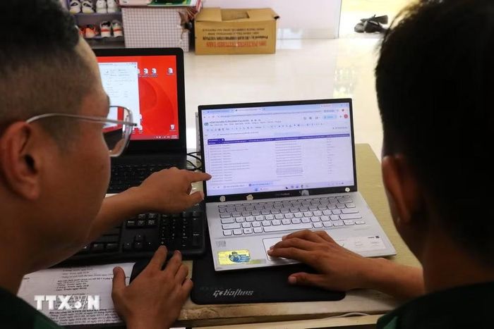 Đại úy Phạm Việt Tiến cùng đồng đội kiểm tra thông tin qua “Hòm thư điện tử tiếp nhận tin báo tố giác tội phạm,” kịp thời tiếp nhận, phân loại và phối hợp xử lý những phản ánh của người dân về tình hình an ninh, trật tự trên địa bàn biên giới. (Ảnh: Bùi Giang/TTXVN)