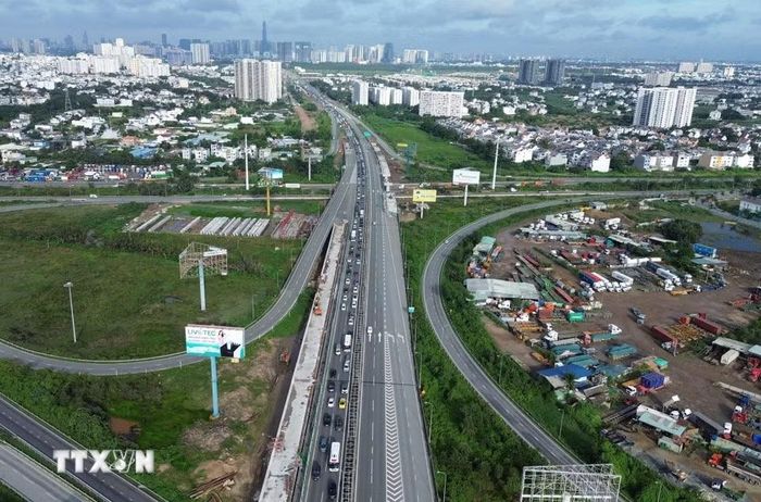 Cao tốc Thành phố Hồ Chí Minh-Long Thành ùn ứ kéo dài 10km sáng 30/8 - ngày nghỉ lễ thứ hai kỳ nghỉ Quốc khánh 2/9. (Ảnh: Hồng Đạt/TTXVN)