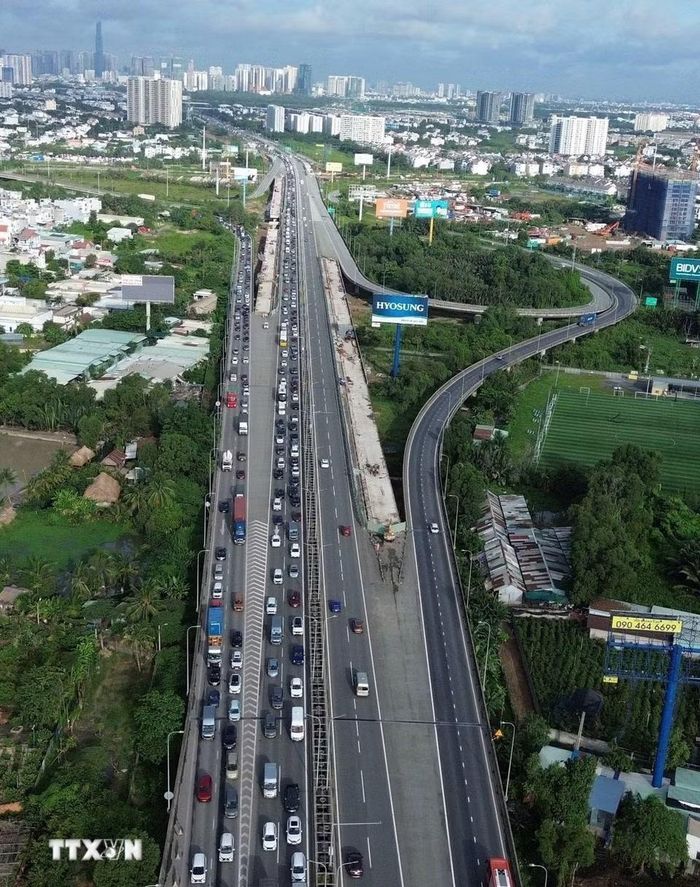 Các phương tiện nối đuôi nhau đoạn từ nút giao An Phú vào đường dẫn lên cao tốc Thành phố Hồ Chí Minh-Long Thành sáng 30/8 - ngày nghỉ lễ thứ hai kỳ nghỉ Quốc khánh 2/9. (Ảnh: Hồng Đạt/TTXVN)