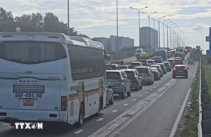 Các phương tiện nối đuôi nhau đoạn từ nút giao An Phú vào đường dẫn lên cao tốc Thành phố Hồ Chí Minh-Long Thành sáng 30/8 - ngày nghỉ lễ thứ hai kỳ nghỉ Quốc khánh 2/9. (Ảnh: Hồng Đạt/TTXVN)