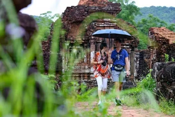 Du khách quốc tế khám phá di sản ở khu vực miền Trung của Việt Nam. (Ảnh: TTXVN)