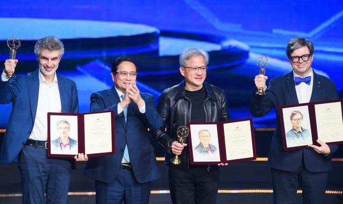Giáo sư Yann LeCun (ngoài cùng bên phải) nhận Giải thưởng Chính VinFuture năm 2024 tại Hà Nội. (Ảnh: VFP)