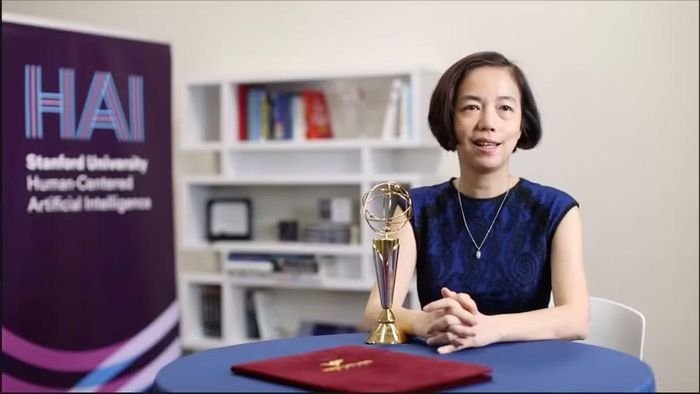 Giáo sư Fei-Fei Li chia sẻ khi được trao Giải thưởng Chính VinFuture 2024. (Ảnh: VFP)