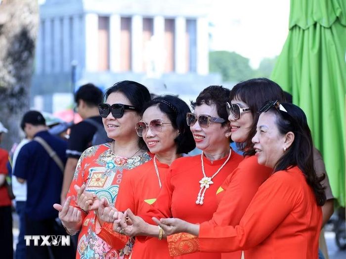 Người dân chụp ảnh lưu niệm tại khu vực Ba Đình. (Ảnh: Tuấn Anh/TTXVN)