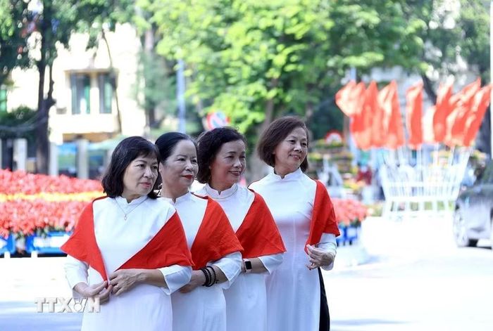 Người dân chụp ảnh lưu niệm trước khu vực cổng Bộ Ngoại giao. (Ảnh: Tuấn Anh/TTXVN)