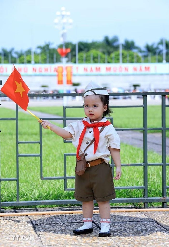 Một em bé chụp ảnh trước Lăng Bác. (Ảnh: Tuấn Anh/TTXVN)
