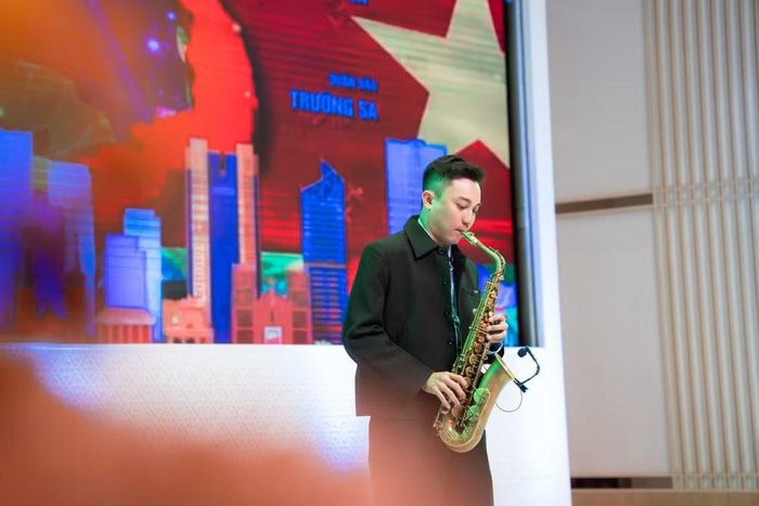 Tiết mục kèn Saxophone đặc sắc của Nghệ sỹ Tuấn Anh tại Lễ hội Âm nhạc Việt Nam - Thái Lan gây ấn tượng với khách mời và bà con kiều bào Thái Lan. (Ảnh: PV/Vietnam+)