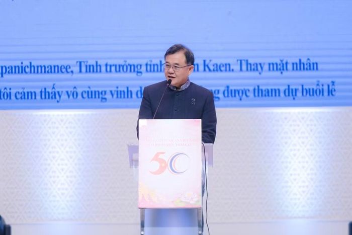 Tỉnh trưởng tỉnh Khon Kaen Khajornkiat Rakphanitmanee phát biểu tại sự kiện. (Ảnh: PV/Vietnam+)