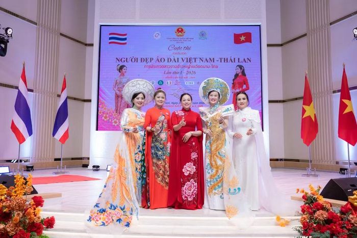 Phu nhân Tổng Lãnh sự quán Việt Nam tại Khon Kaen Thái Lan (giữa) và các thí sinh tham dự Cuộc thi Người đẹp Áo dài Việt Nam - Thái Lan.(Ảnh: PV/Vietnam+)
