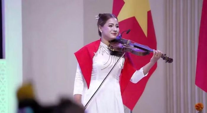 Nghệ sỹ Violin Minh Anh thể hiện các tác phẩm tại đêm Gala Kỷ niệm 81 năm Quốc 81 năm Quốc khánh Việt Nam, 50 năm thiết lập quan hệ ngoại giao Việt Nam-Thái Lan được khách mời và bà con kiều bào hưởng ứng nhiệt tình.(Ảnh: PV/Vietnam+)
