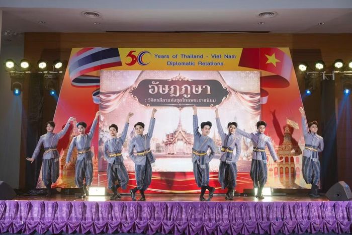 15 trang phục Thái Lan lộng lẫy sải bước trên sân khấu Ngày hội Văn hoá Việt Nam - Thái Lan. (Ảnh: PV/Vietnam+)