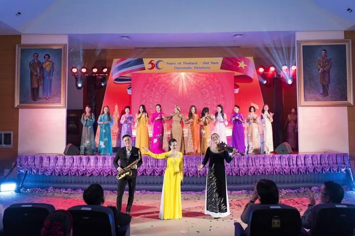 Các nghệ sỹ Việt Nam biểu diễn cùng màn trình diễn thời trang với 15 tà áo dài Việt Nam duyên dáng. (Ảnh: PV/Vietnam+)