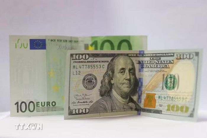 Đồng euro và đồng USD. (Ảnh: THX/TTXVN)