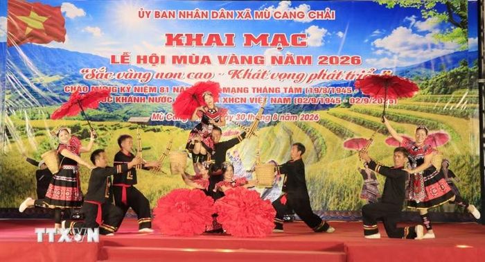 Chương trình tiết mục văn nghệ thể hiện khát vọng phát triển của người Mông vùng cao. (Ảnh: Đinh Thùy/TTXVN)