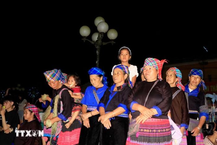 Người Mông vùng cao nô nức đến xem chương trình văn nghệ tại lễ khai mạc. (Ảnh: Đinh Thùy/TTXVN)