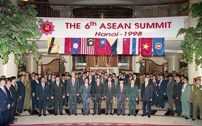 Việt Nam luôn luôn thể hiện mong muốn là bạn với tất cả các quốc gia, sẵn sàng thực hiện các nhiệm vụ và nghĩa vụ quốc tế. Trong ảnh: Lãnh đạo các nước ASEAN tại Hội nghị cấp cao ASEAN lần thứ 6, tổ chức tại Hà Nội (14/12/1998). Ảnh: Minh Điền/TTXVN