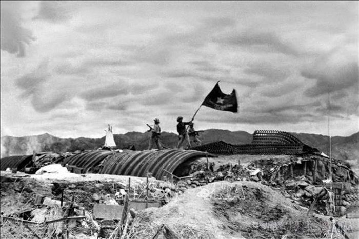 Ngày 7/5/1954, quân và dân ta đã đập tan tập đoàn cứ điểm Điện Biên Phủ, làm nên Chiến thắng lịch sử Điện Biên Phủ "lừng lẫy năm châu, chấn động địa cầu" - một mốc son chói lọi của dân tộc Việt Nam trong cuộc đấu tranh chống chủ nghĩa thực dân, vì độc lập tự do trong thế kỷ 20. Ảnh: Tư liệu TTXVN