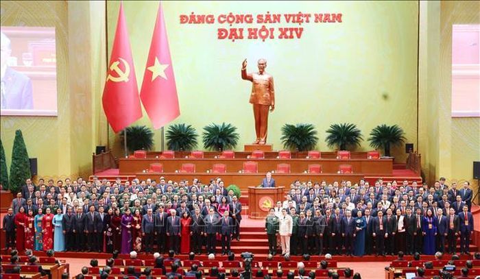 Ban Chấp hành Trung ương Đảng khoá XIV ra mắt Đại hội. Ảnh: TTXVN