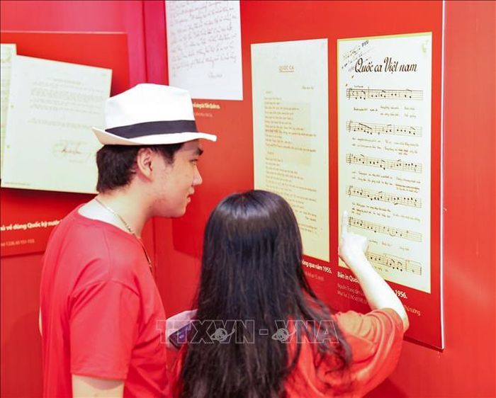 Triển lãm “Quốc kỳ, Quốc ca, Quốc huy: Biểu tượng tự hào dân tộc Việt Nam” khắc họa và giới thiệu chi tiết về hành trình Quốc kỳ, Quốc ca, Quốc huy trở thành biểu tượng của Quốc gia. Ảnh tư liệu: Thanh Tùng/TTXVN
