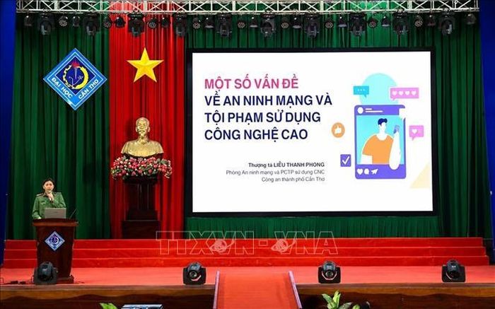 Các diễn giả thuộc Phòng An ninh chính trị nội bộ, Công an thành phố Cần Thơ tuyên truyền về an ninh mạng cho sinh viên Đại học Cần Thơ. Ảnh: Ánh Tuyết/TTXVN