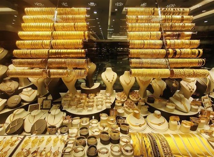 Trang sức vàng được bày bán tại cửa hàng ở Istanbul, Thổ Nhĩ Kỳ. Ảnh: THX/TTXVN