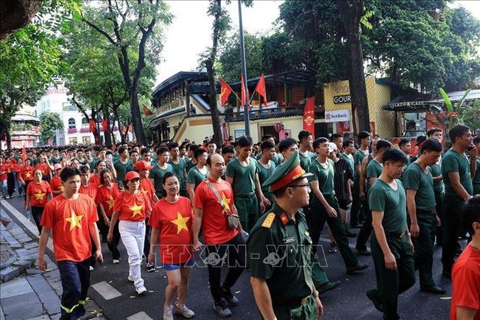 Đông đảo nhân dân hưởng ứng tham gia đi bộ trong sáng 30/8. Ảnh: Tuấn Anh/TTXVN