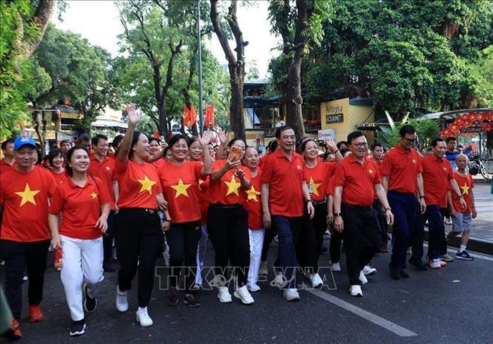 Các đại biểu đi bộ vòng quanh Hồ Hoàn Kiếm. Ảnh: Tuấn Anh/TTXVN