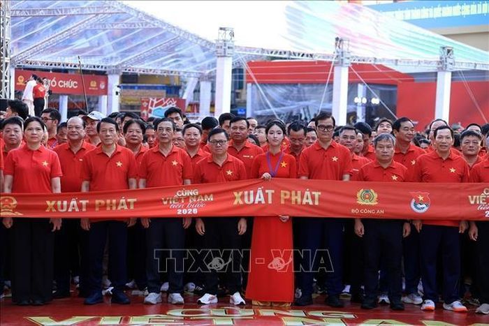 Các đại biểu tham gia đi bộ hưởng ứng chương trình Cùng Việt Nam tiến bước 2026. Ảnh: Tuấn Anh/TTXVN
