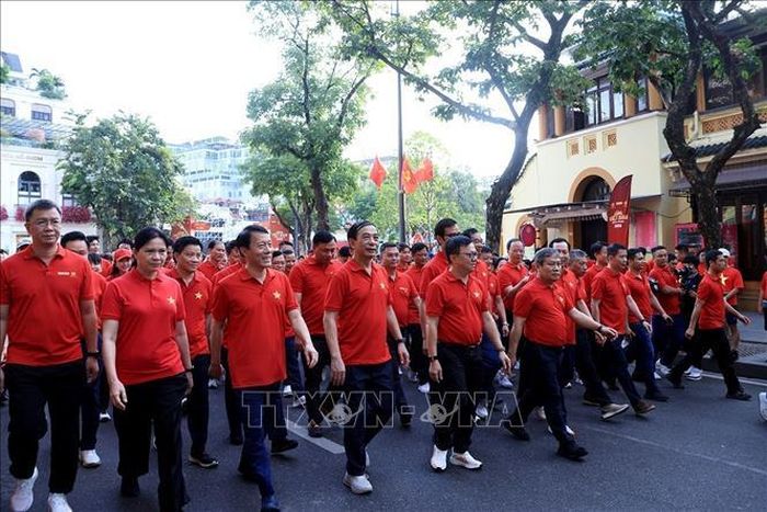 Các đại biểu đi bộ vòng quanh Hồ Hoàn Kiếm. Ảnh: Tuấn Anh/TTXVN