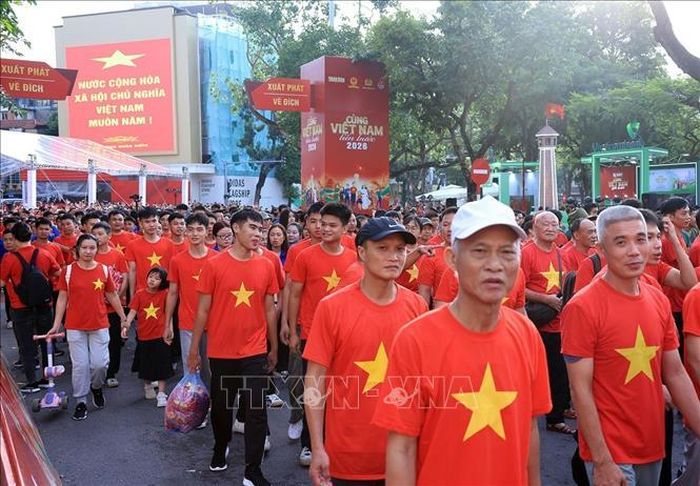 Đông đảo nhân dân hưởng ứng tham gia đi bộ trong sáng 30/8. Ảnh: Tuấn Anh/TTXVN