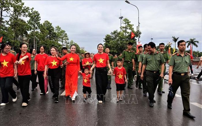Lãnh đạo tỉnh, lực lượng vũ trang và nhân dân tham gia Chương trình đi bộ “Cùng Việt Nam tiến bước”. Ảnh: Trịnh Duy Hưng/TTXVN