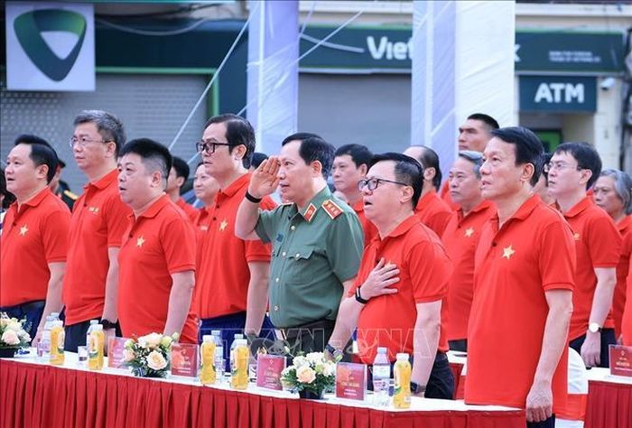Các đại biểu thực hiện nghi thức chào cờ. Ảnh: Tuấn Anh/TTXVN
