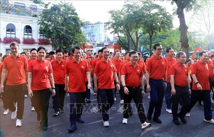 Các đại biểu đi bộ vòng quanh Hồ Hoàn Kiếm. Ảnh: Tuấn Anh/TTXVN