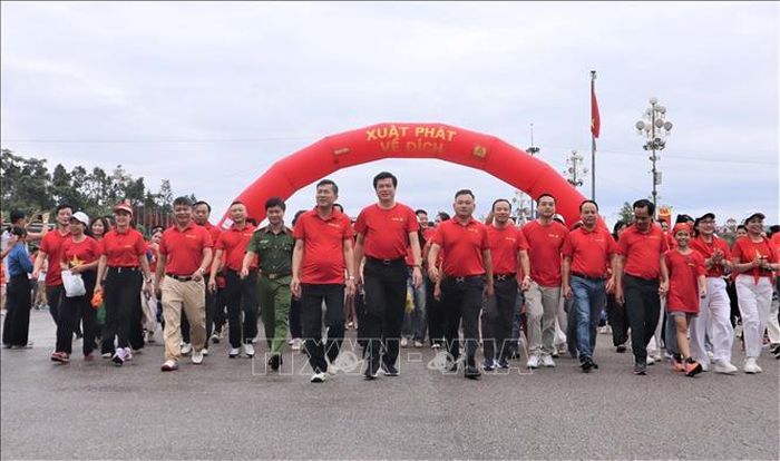 Lãnh đạo tỉnh, lực lượng vũ trang và nhân dân tham gia Chương trình đi bộ “Cùng Việt Nam tiến bước”. Ảnh: Trịnh Duy Hưng/TTXVN