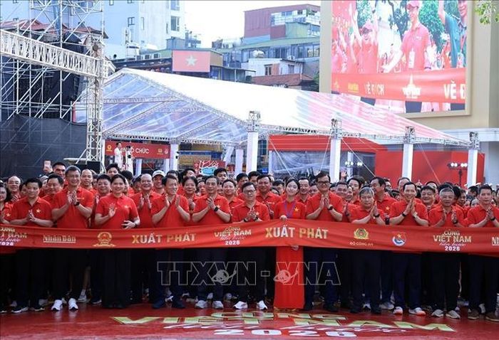 Các đại biểu tham gia đi bộ hưởng ứng chương trình Cùng Việt Nam tiến bước 2026. Ảnh: Tuấn Anh/TTXVN