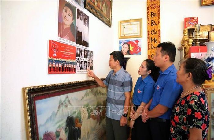 Ông Nguyễn Đình Tuế lưu giữ nhiều hình ảnh về chị gái, Liệt sĩ Nguyễn Thị Oánh - hy sinh ngày 9/10/1966 tại trận địa pháo phòng không Lam Hạ.