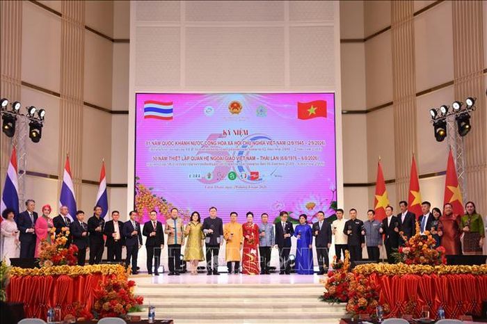 Tổng Lãnh sự Đinh Hoàng Linhcùng các vị khách mời, đại diện kiều bào nâng ly chúc mừng.