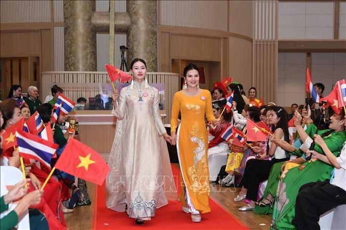 Các thí sinh Cuộc thi Người đẹp áo dài Việt Nam-Thái Lan lần thứ nhất năm 2026 trình diễn áo dài tại Lễ kỷ niệm.