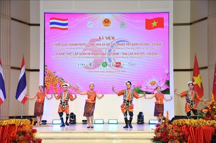 Các nghệ sĩ Thái Lan biểu diễn điệu múa truyền thống.