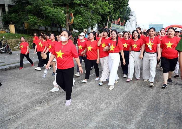 Người dân Tuyên Quang tham gia hưởng ứng chương trình đi bộ “Cùng Việt Nam tiến bước” năm 2026 . Ảnh: Quang Cường/TTXVN