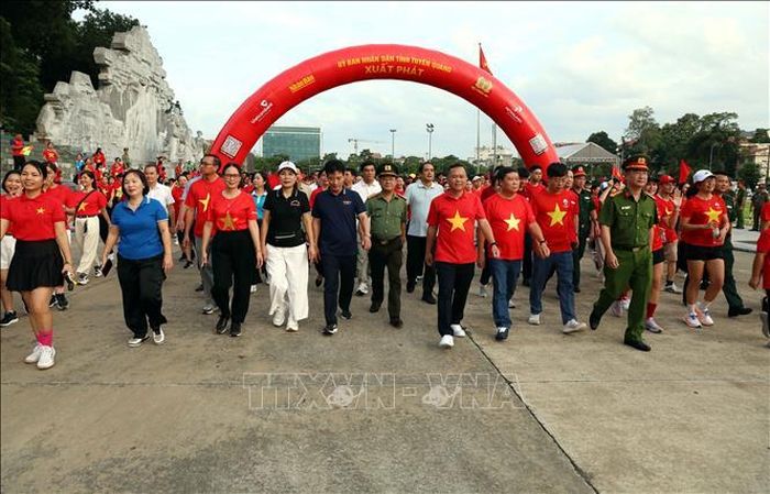 Các đại biểu tham gia hưởng ứng chương trình đi bộ “Cùng Việt Nam tiến bước” năm 2026 . Ảnh: Quang Cường/TTXVN
