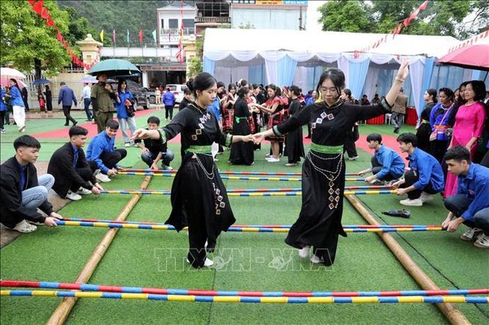 Múa sạp tại Ngày hội đại đoàn kết toàn dân tộc ở xã Vân Nham, tỉnh Lạng Sơn. Ảnh: Văn Đạt/TTXVN