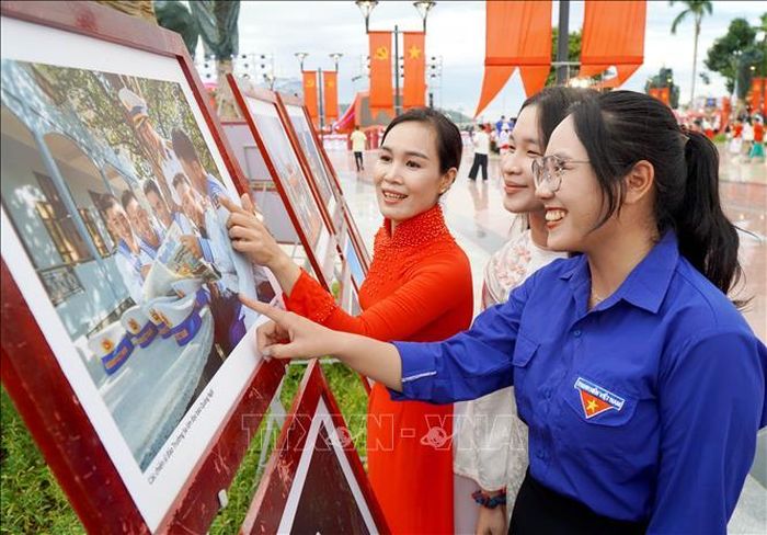 Người dân tham quan trưng bày ảnh “Hoàng Sa - Trường Sa trong lòng Quảng Ngãi”. Ảnh: Lê Phước Ngọc/TTXVN
