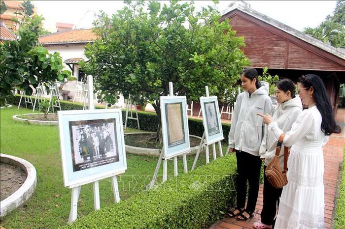 Triển lãm góp phần tuyên truyền, giáo dục truyền thống yêu nước, lòng tự hào dân tộc đến các tầng lớp nhân dân, du khách. Ảnh: Hồng Hiếu/TTXVN